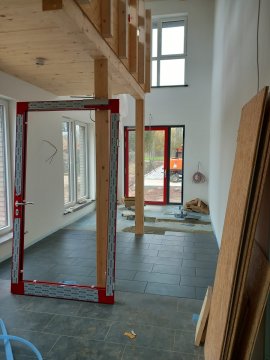 Die ersten Fliesen liegen